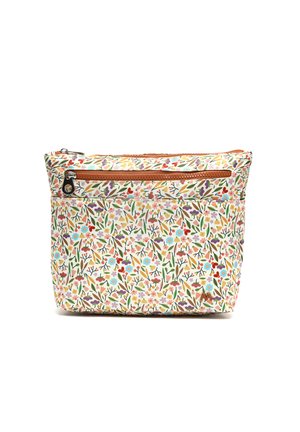Klein rechthoekig tasje met bloemenpatroon, een voorvak met ritssluiting en een bruine ritstrekker op een witte achtergrond.