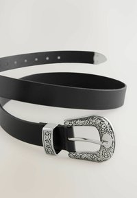 Zwarte leren riem met een zilveren sierlijke gesp en bloemmotief, met een gladde textuur en vijf verstelgaten.