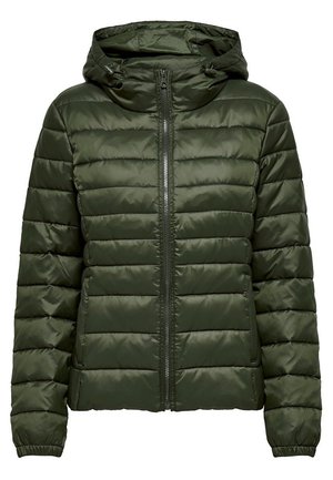 Chaqueta acolchada con capucha en verde oscuro, con cierre de cremallera en la parte frontal, puños elásticos y un patrón acolchado horizontal para aislamiento.