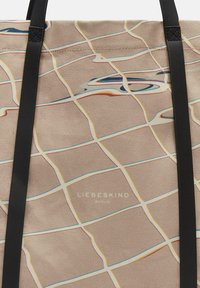 Borsa a tracolla in tela beige con un motivo simile a una mappa in linee blu, rosse e gialle; presenta manici in pelle nera; logo al centro in basso.