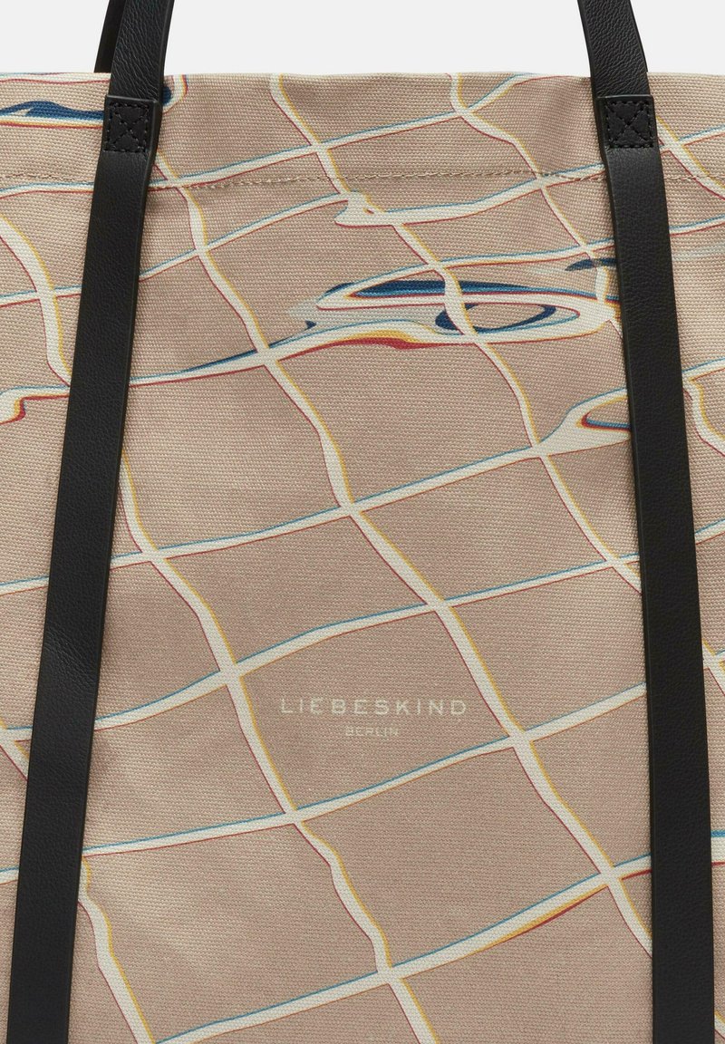 Beige Canvas-Tasche mit einer kartenähnlichen Musterung in blauen, roten und gelben Linien; ausgestattet mit schwarzen Lederträgern; Logo in der unteren Mitte.