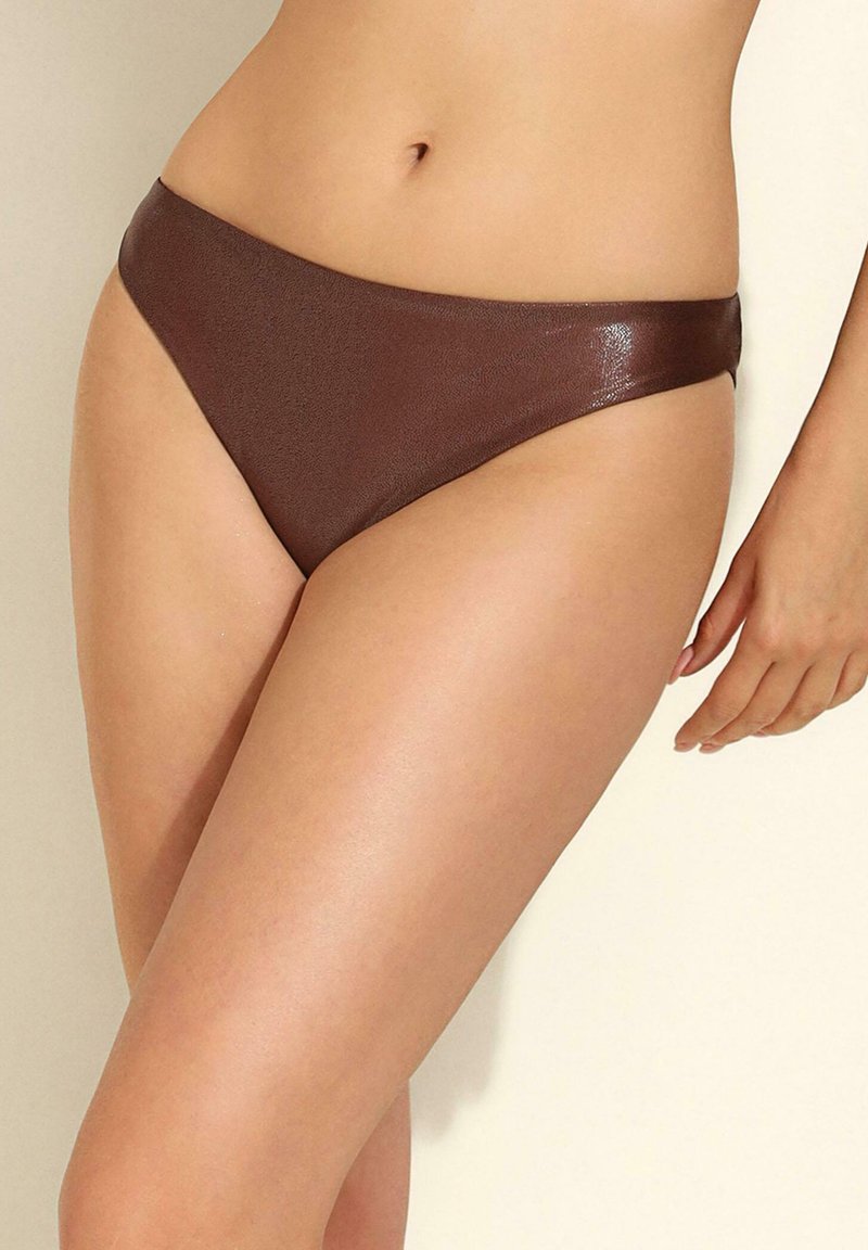 Brązowe bikini dolne z błyszczącym wykończeniem. Cechuje się niskim stanem, gładką teksturą i minimalnym krojem, odpowiednie do stroju kąpielowego.