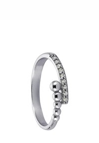 Bague en argent avec un anneau lisse, une rangée de pierres claires et trois sphères polies d'un côté. Design simple avec un éclat métallique.