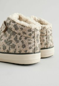 Glitzernde Leopardenprint-Ankle Boots mit weichem, weißem Fleece-Futter, runder Form und beiger Gummisohle.