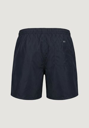 Pánské plavkové šortky tmavě modré barvy s elastickým pasem a zadním kapsou, na které je malá nášivka s logem "A|X" na jednobarevném pozadí.