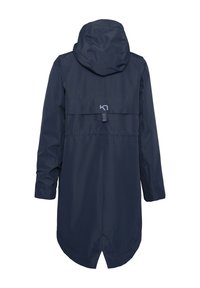 Lange donkerblauwe regenjas met een capuchon, voorzien van een rug inzetstuk en een afgeronde zoom. Gemaakt van een glad, waterafstotend materiaal.