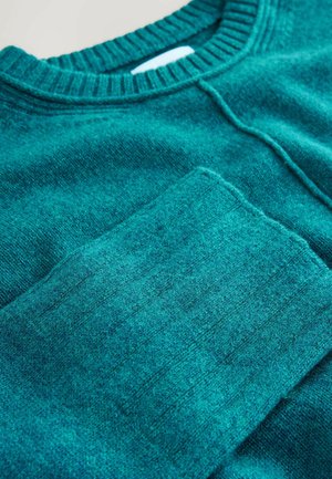 Turquoise gebreide trui met een geribde halslijn en een gemêleerde mouwpatch, gemaakt van een zachte, gemengde stof met subtiele patronen.