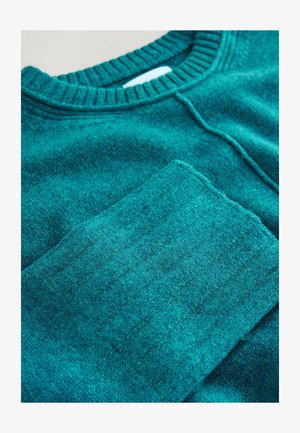 Tyrkis strikket sweater med ribbet halsudskæring og en tekstureret ærmeapplikation, der fremhæver et blødt, blandet stof med subtile mønstre.