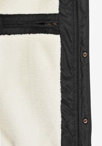 Zwarte jas met een zachte crème fleece voering. Voorzien van een ritspocket aan de voorkant en accenten van bronskleurig metaal.