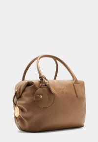 Borsa a mano in pelle marrone con due manici, chiusura con zip, etichetta rotonda e logo impresso. Presenta una texture liscia e una forma strutturata.