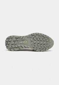 Suela de zapato de goma gris con un patrón de banda de rodadura prominente, logo de HOFF y superficie texturizada para tracción. Material duradero con un diseño robusto.