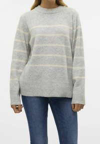 Maglione grigio chiaro a maglia con strisce gialle, scollatura arrotondata e polsini a coste. Tessuto morbido, vestibilità comoda e maniche lunghe.