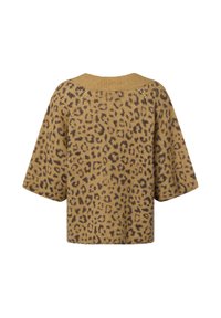 Tijgerprint trui in beige met korte mouwen, ronde halslijn en zachte textuur. Heeft donkere bruine vlekken en een relaxte pasvorm.