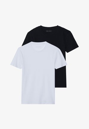 Deux t-shirts à manches courtes et col rond, un noir et un blanc, fabriqués en coton doux avec une texture côtelée. Design à coupe classique.