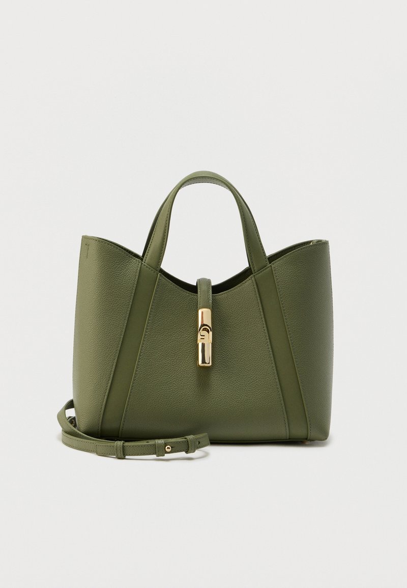Πράσινη δερμάτινη τσάντα χειρός με δομημένο σχήμα, κούμπωμα από χρυσό μέταλλο και δύο επάνω χειρολαβές. Περιλαμβάνεται ρυθμιζόμενο λουρί ώμου.