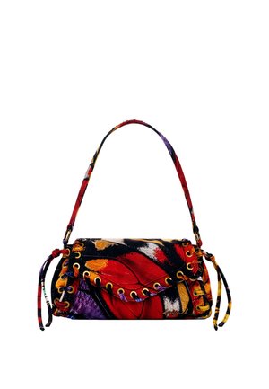 Pequeño bolso con patrón abstracto colorido en rojo, naranja, negro, púrpura y amarillo, con ojales dorados y lazos laterales.