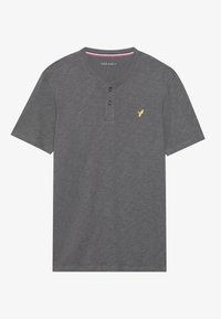Grijze korte mouwen t-shirt met een henley halslijn, drie knopen en een gouden geborduurd logo. De stof heeft een subtiele textuur en lichte stretch.