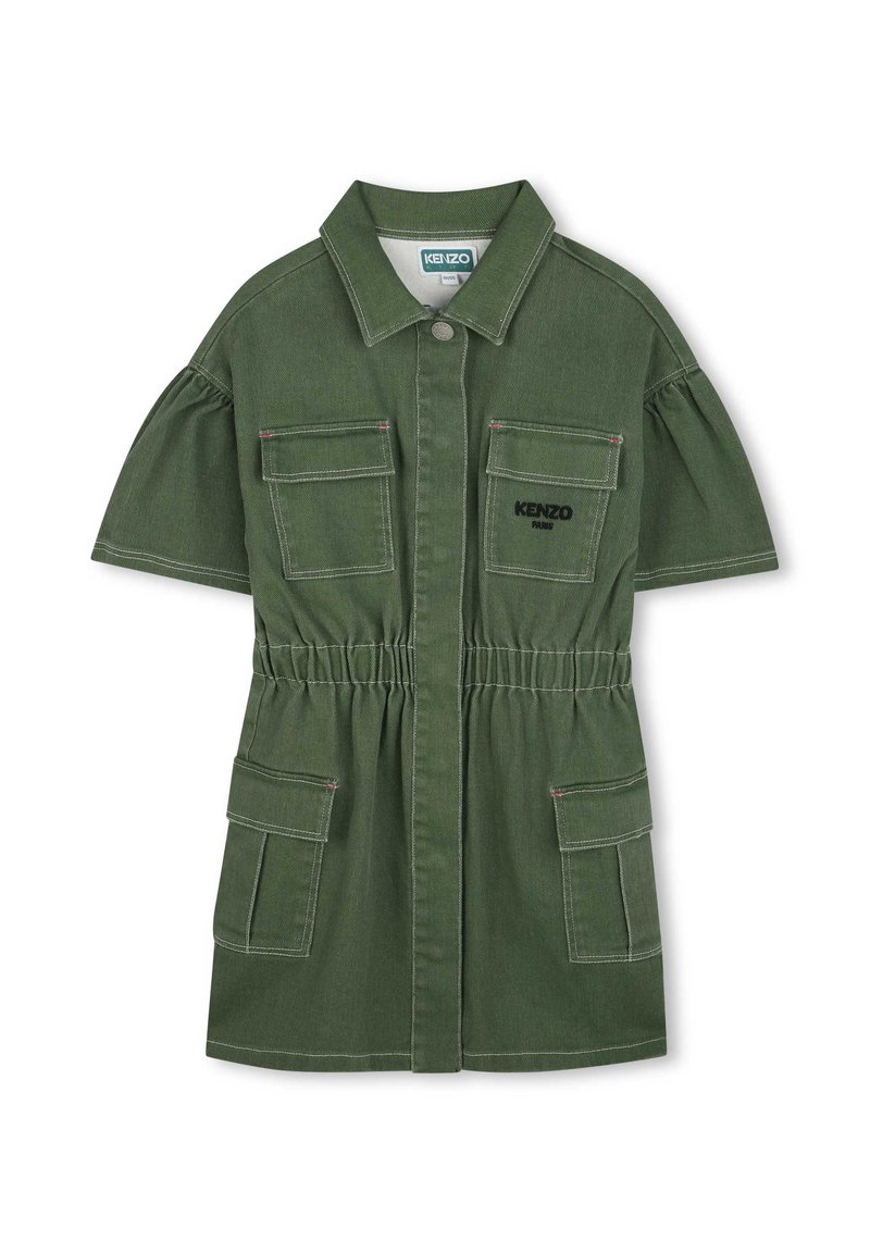 Robe courte en denim vert avec col, taille élastique, manches courtes bouffantes et deux poches plaquées à l'avant. Présente des coutures contrastantes et un logo.