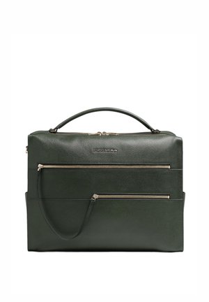 Sac en cuir vert avec deux poches extérieures zippées, une poignée supérieure et une texture lisse. Design minimaliste avec des accents de quincaillerie dorée.