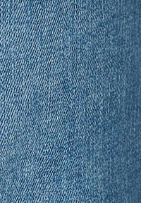 Denimová látka v světle modré s mírně texturovaným povrchem, s klasickým tkaním a měkkým povrchem.