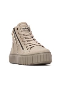 Zapatillas altas beige hechas de suave gamuza con una suela de plataforma de goma texturizada, que cuentan con cremalleras laterales y un diseño de cordones.