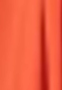 Tessuto liscio e opaco di un vivace colore corallo con un leggero riflesso, caratterizzato da morbide pieghe e drappeggi. Non sono visibili modelli o accessori distintivi.