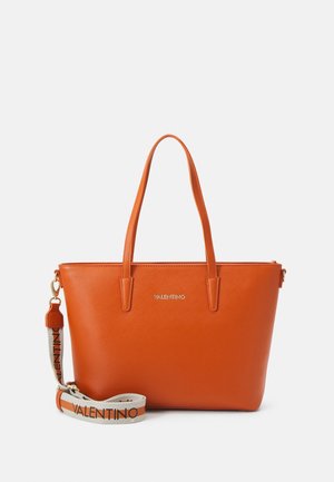 Sac cabas Valentino orange avec deux anses d'épaule et une bandoulière en tissu amovible ornée du texte "Valentino".