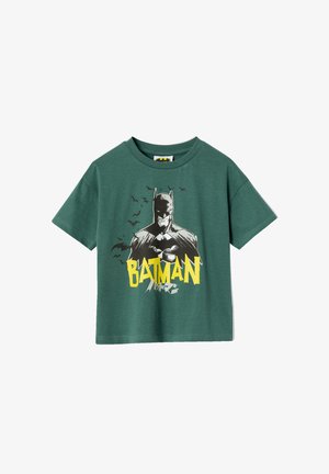 Grünes kurzärmeliges T-Shirt mit schwarzem und weißem Batman-Grafikdruck, fliegenden Fledermäusen und dem markanten gelben Schriftzug "BATMAN" auf der Vorderseite.