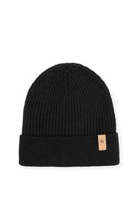 Czarna dzianinowa czapka z prążkowaną teksturą i podwiniętym mankietem. Posiada małą beżową kwadratową metkę z logo "W".