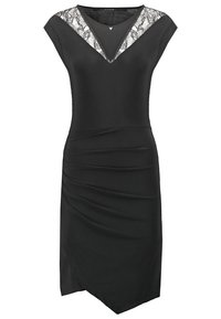 Robe noire avec un décolleté en V en dentelle, des manches courtes style cape et des détails froncés sur le côté. L'ourlet est asymétrique, créant une silhouette ajustée.