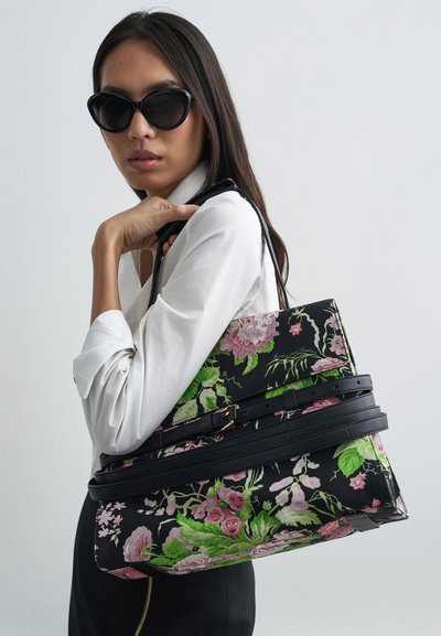 Μαύρη τσάντα με λουλουδένιο σχέδιο σε ροζ και πράσινες αποχρώσεις, με διαμορφωμένο σχήμα, δερμάτινες λεπτομέρειες και διπλές λαβές για κρατημα.