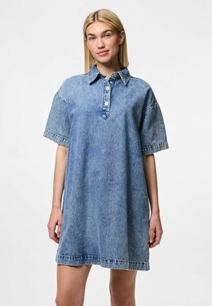 Denimkleid mit kurzen Ärmeln, Kragen, Knopfleiste und lockerer Passform. Hellblaue Waschung mit leicht ausgewaschenem Textur.