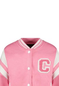 Roze varsityjack met witte strepen op de mouwen, witte drukkknopen en een gewatteerde roze letter "C" patch op de borst.