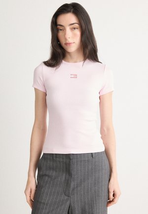 SLIM BADGE TEE - Jednoduché tričko - light pink