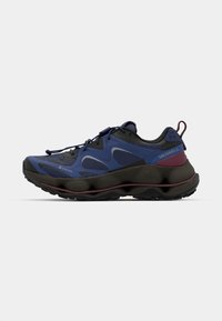 Merrell Wanderschuh in Marineblau und Schwarz, mit einem Obermaterial aus Mesh, abgerundetem Zehenbereich, dicker Sohle und bordeauxfarbenen Akzenten an Ferse und Zwischensohle.