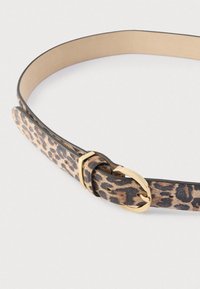 Bælte med leopardprint i kunstlæder, med spænde i guldmetal og en glat, lys inderside. Fladt og fleksibelt design.