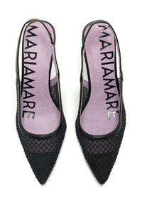 Slingback neri con tacco alto e punte affusolate, tomaia in rete testurizzata e soletta lilla con la scritta "MARIAMARE" stampata in nero.