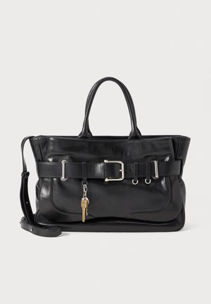 Sac à main en cuir noir avec double anses, sangle à boucle réglable et accent porte-clés. Texture lisse et design structuré avec fermeture éclair.