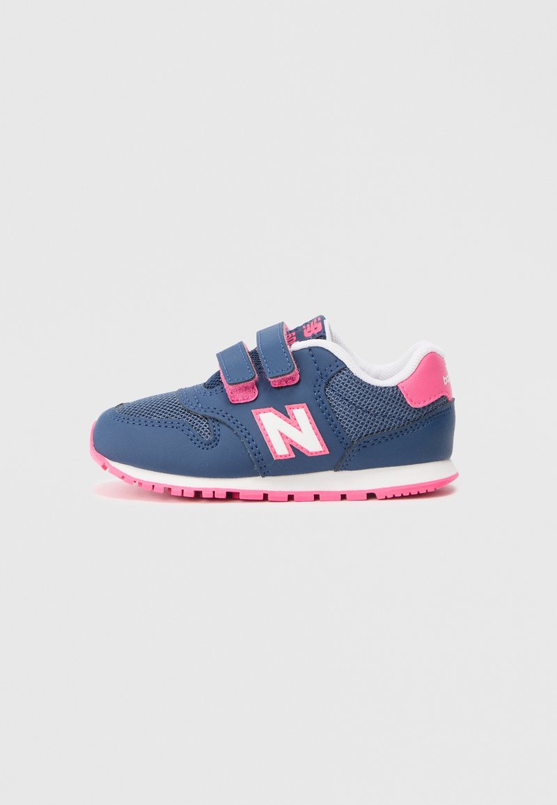 Zapatilla deportiva azul con acentos rosas, con parte superior de malla y sintético, dos correas de gancho y bucle, punta redondeada y suela de goma.
