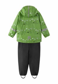 Zielona kurtka przeciwdeszczowa w kwiecisty wzór, z odblaskowymi akcentami i dołączonym kapturem; połączona z gładkimi czarnymi spodniami wodoodpornymi z elastycznymi mankietami.