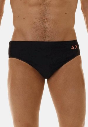 Culotte da nuoto nere in tessuto liscio, con un design a vita bassa e piccoli accenti arancioni del logo sul fianco destro.