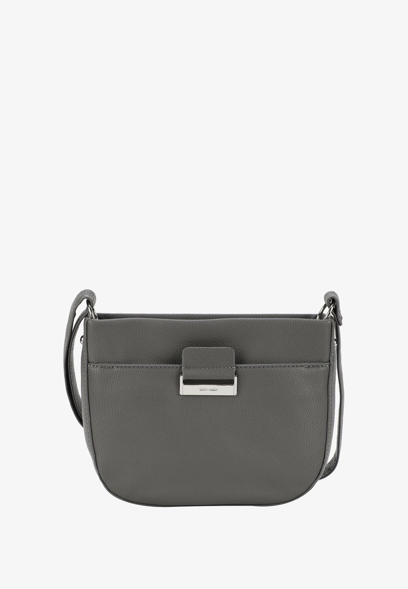 Borsa a tracolla in pelle grigia con superficie texturizzata, chiusura a pattina, hardware in argento e tracolla regolabile. Design compatto e rettangolare.