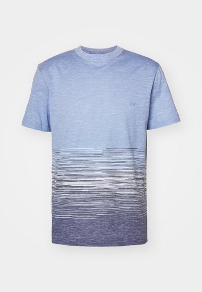 Šviesiai mėlyna marškinėlių su gradientiniu juostelių modeliu, pereinančiu nuo šviesiai mėlynos iki tamsiai mėlynos, pagaminti iš minkštos medvilnės, su apvalia iškirpte ir trumpomis rankovėmis.