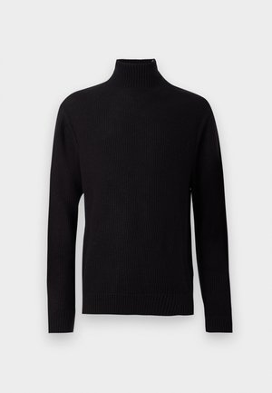 Melnā ribota adīta turtleneck džemperis ar garām piedurknēm un pieguļošu apkakli, attēlots uz balta fona.