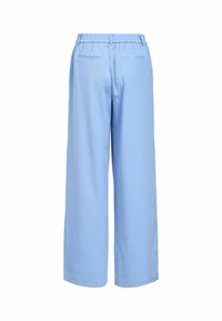 Helle blaue weit geschnittene Hose mit einem elastischen Bund, ausgestattet mit zwei Gesäßtaschen und einer glatten, leicht glänzenden Textur.