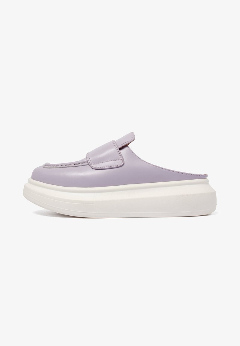 Mocassin slip-on lavande avec semelle plateforme blanche épaisse, coutures style mocassin et détail avec bride sur le dessus.