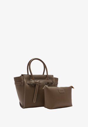 Borsa a mano in pelle marrone con texture, manici superiori doppi, dettaglio a nodo e una pochette coordinata più piccola. Presenta cuciture bianche a contrasto e cerniera.