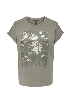 Camiseta de manga corta verde oliva con un diseño de cuadrícula que presenta la cara de un leopardo y follaje, y el texto "DREAM IT" en la parte inferior.