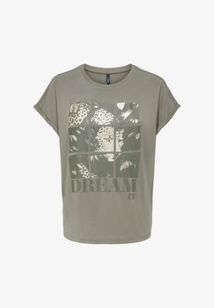 Camiseta de manga corta verde oliva con un diseño de cuadrícula que presenta la cara de un leopardo y follaje, y el texto "DREAM IT" en la parte inferior.