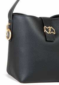 Borsa a tracolla nera in pelle martellata con una forma strutturata, accenti in metallo dorato e un chiusura geometrica distintiva.